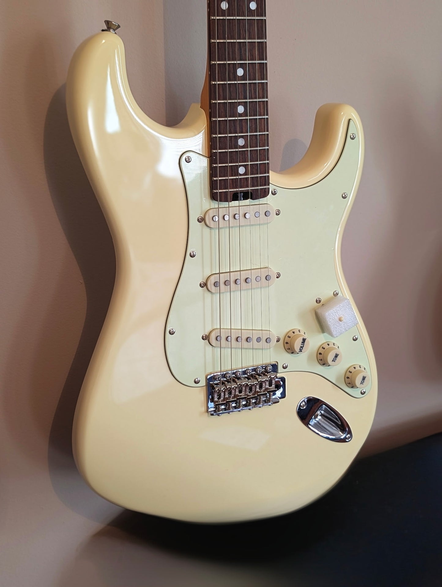 Aria Pro II STG-62 Vintage White